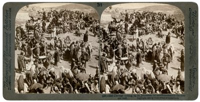 Folk som kom opp til Jerusalem for å ofre, utenfor den østlige muren, 1900. av Underwood and Underwood