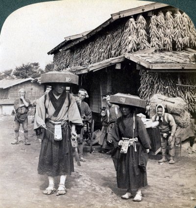 Pilegrimer som slår små gonger, nær Kawaguchi-sjøen, Japan, 1904 av Underwood and Underwood