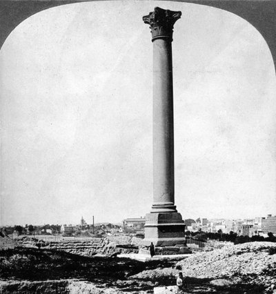 Pompeys-søylen, sjømannens landemerke, og moderne Alexandria, Egypt, 1905. av Underwood and Underwood