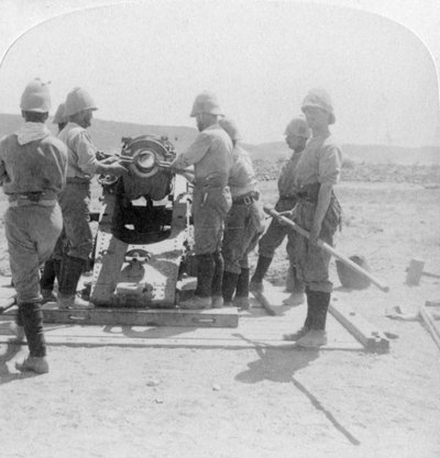Sette et granat i en beleiringstogpistol ved Modder-elven, Sør-Afrika, Boer War, 1900 av Underwood and Underwood