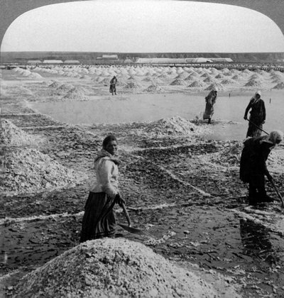 Reservoar etter fordampning, skru opp saltfeltene, Solinen, Russland. av Underwood and Underwood