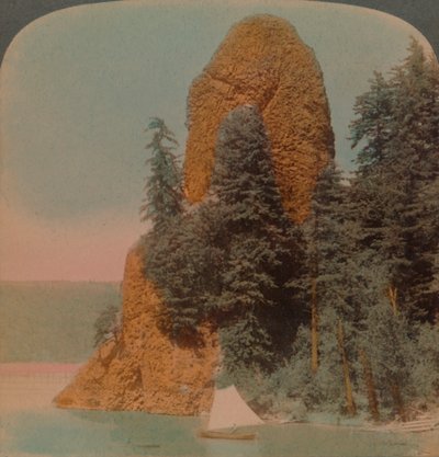 Rooster Rock, nysgjerrig fjellformasjon langs Columbia River, Oregon, 1902. Artister: Elmer Underwood, Bert Elias Underwood. av Underwood and Underwood