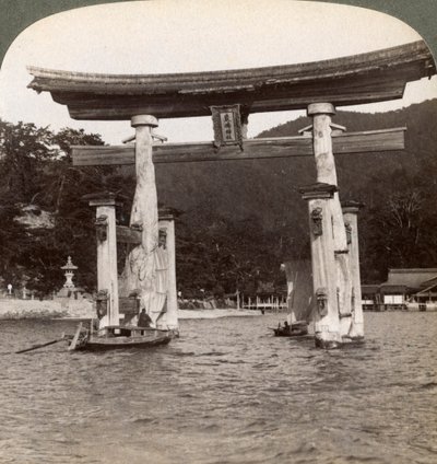 Hellig torii-port stiger opp fra havet, Itsukushima-helligdommen, Miyajima-øya, Japan, 1904 av Underwood and Underwood