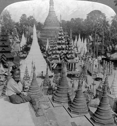 Shwedagon Pagoda, Rangoon, Burma, ca 1900-tallet. av Underwood and Underwood