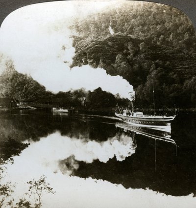 Damp-yacht på Loch Katrine, Skottland. av Underwood and Underwood