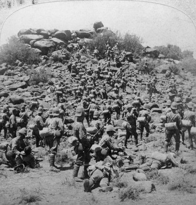 Storming av Boer kopje av Suffolks ved Colesberg, Sør-Afrika, Boer War, 1900. av Underwood and Underwood