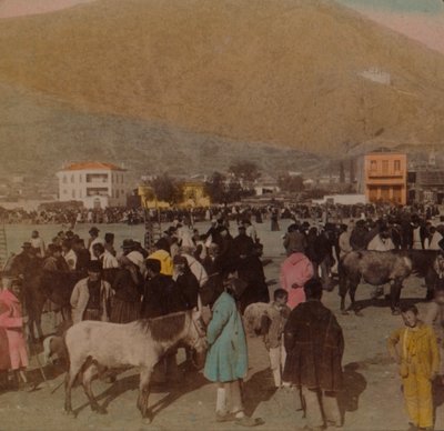 Larisa, eller det gamle citadellet 950 fot høy W. fra Market Place, Argos, Hellas, 1903. Kunstnere: Elmer Underwood, Bert Elias Underwood. av Underwood and Underwood