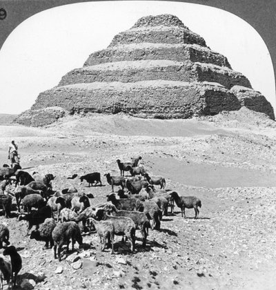 Pyramiden i Sakkarah, Egypt, 1905. av Underwood and Underwood