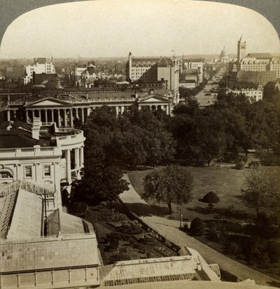 Det hvite hus og finansbygningen, Washington DC, USA. av Underwood and Underwood