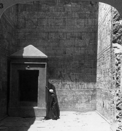 Det aller helligste og helligdommen for det guddommelige bildet, Temple of Edfu, Egypt, 1905. av Underwood and Underwood