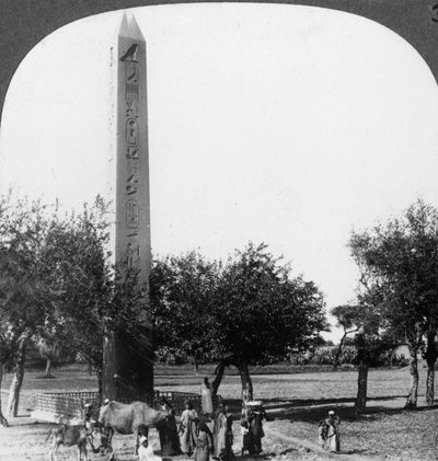 Obelisken til Heliopolis, Egypt, 1905. av Underwood and Underwood