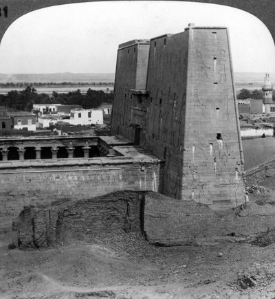 Pylonen og domstolen til Horus-tempelet i Edfu, Egypt, 1900. av Underwood and Underwood