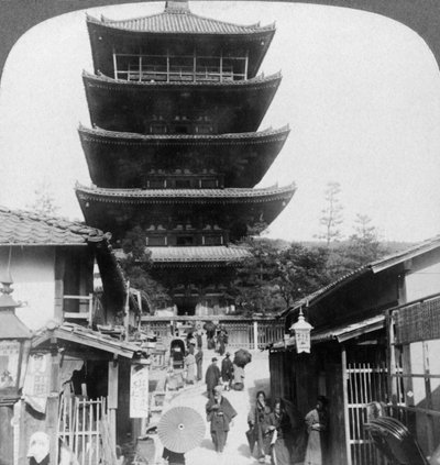 Vestsiden av den fem-etasjes Yasaka-pagoden, Kyoto, Japan, 1904. av Underwood and Underwood