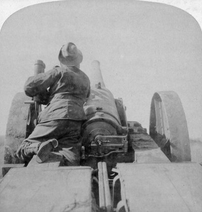Trening av en av HMS Monarchs 4,7 tommers kanoner på Pretoria-fortene, Sør-Afrika, 4. juni 1900. av Underwood and Underwood