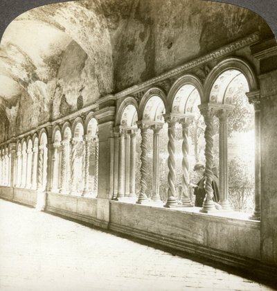 Vridde søyler i klosteret, Basilica of St Paul utenfor murene, Roma, Italia. av Underwood and Underwood