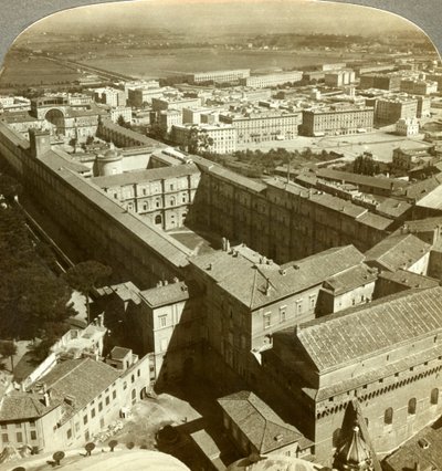 Vatikanpalasset fra kuppelen til Peterskirken, Roma, Italia. av Underwood and Underwood