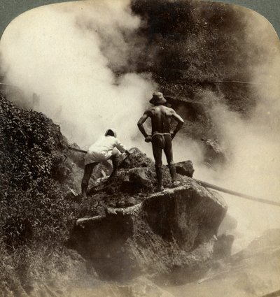 Se et utbrudd av damp og kokende gjørme halvveis oppe på vulkanen Aso-san, Japan, 1904 av Underwood and Underwood