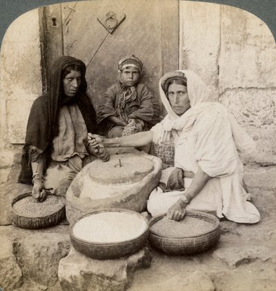 Kvinner som maler på bruket, Palestina, 1900. av Underwood and Underwood