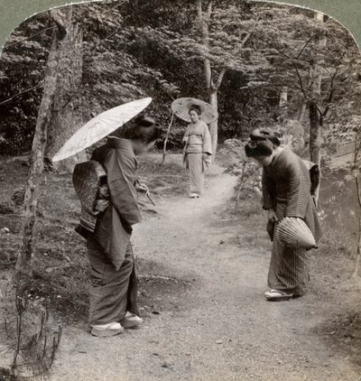 Kvinner i Kinkaku-ji-tempelhagen, Kyoto, Japan, 1904. av Underwood and Underwood