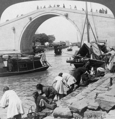 Woo Men Bridge og Grand Imperial Canal, Soo-chow Suzhou, Kina, 1900. av Underwood and Underwood