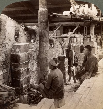 Arbeidere ser på ovner fulle av Awata-porselen, Kinkosan-verkene, Kyoto, Japan, 1904 av Underwood and Underwood