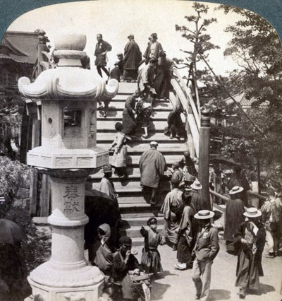 Tilbedere som krysser den halvsirkulære broen til Kameido-tempelet bortenfor, ser nordover, Tokyo, Japan, av Underwood and Underwood