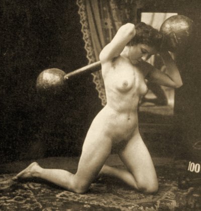 Naken kvinne trener med en klodestang, ca. 1900 (sepia-bilde) av Unknown