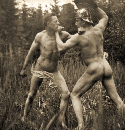 Kampstilling med en romersk hjelm, ca. 1910 (sepia-bilde) av Unknown