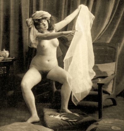 Sittende naken kvinne med turban og slør, ca. 1900 (sepia-bilde) av Unknown
