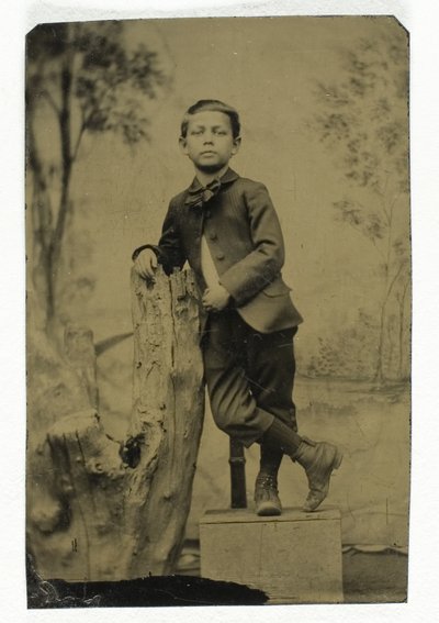 Uten tittel (Portrett av gutt som lener seg) av Unknown