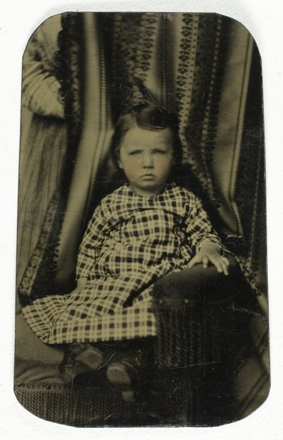 Uten tittel (Portrett av sittende jente) av Unknown