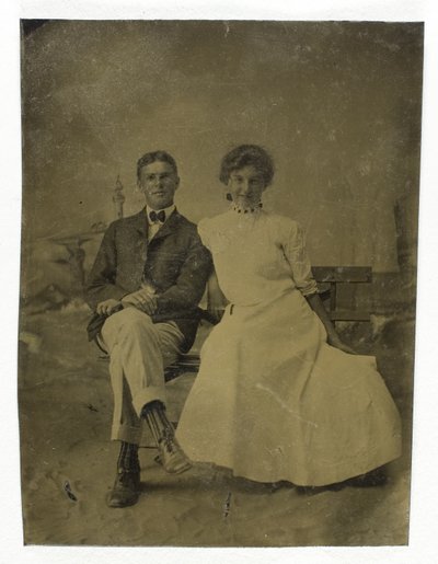 Uten tittel (Portrett av sittende mann og kvinne) av Unknown