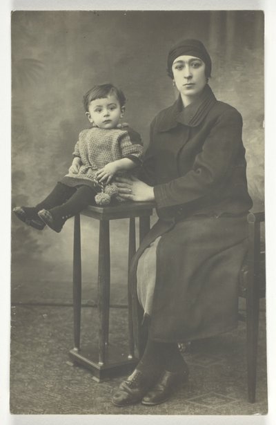 Postkort uten tittel (kvinne med gutt på stativ) av Unknown