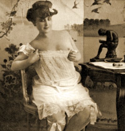 Ung kvinne viser en blonde-kjemi, ca. 1900 av Unknown