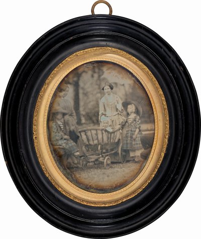 To kvinner og tre barn i hagen av Unknown 19th Century