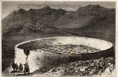 En guebra (eller zoroastrisk) kirkegård nær Teheran (Iran), i form av et stort tårn med en omkrets på 60 meter og en høyde på 5 meter; interiøret er arrangert i maconnated bokser, hver fungerer som en inngang til hvelvene eller bein er deponert av Unknown artist