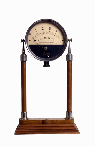 Et milliamperemeter (eller amperemeter): apparat designet for å beregne intensiteten til den elektriske strømmen. av Unknown artist