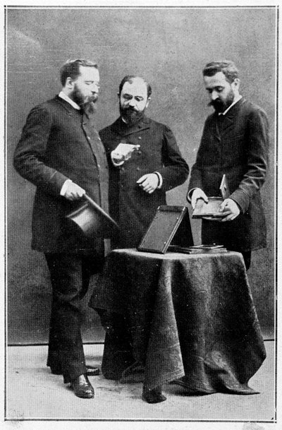 Alphonse Bertillon viser antropometriske klisjeer til to av politiprefektene han ble plassert under, 25/03/1888 av Unknown artist