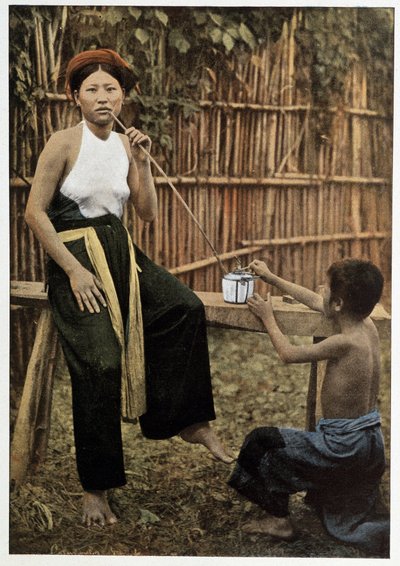 Asiatisk kvinne som røyker opium, rundt 1898 av Unknown artist