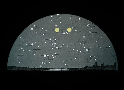 Astronomisk svart-hvitt glassbilde av diagram over månens posisjon på stjernekartet over London (glassnegativ) av Unknown Artist