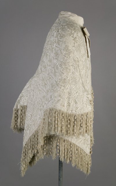 Bertha Palmers frakk, ca. 1870 (sett fra siden), Ribbet silkemoiré, frynser og krystallperler av Unknown artist