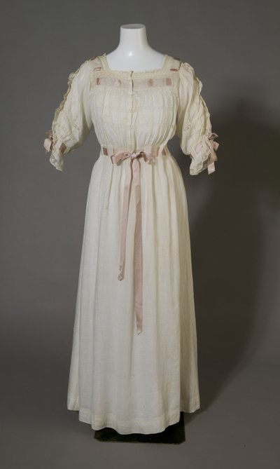 Bertha Palmers nattkjole, ca. 1880 (sett forfra), hvit bomull, blonder, broderi og silkebånd. av Unknown artist