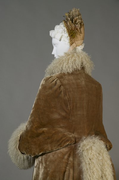 Bertha Palmers vinterfrakk, ca. 1885 (detalj bak), silkefløyel og lammeull. av Unknown artist