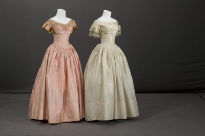 Brudepikekjole og blomsterpikekjole av Unknown artist