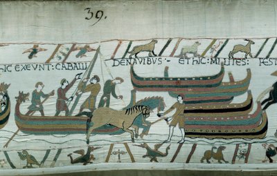 Erobre England av hertugen av Normandie Vilhelm Erobreren (1027-1087) i 1066: Normanniske skip seiler på den engelske kysten. Hesten trekker båten på gangen. Detalj av Bayeux-teppet eller broderi av dronning Mathilde av Unknown artist