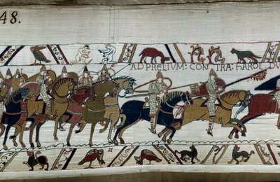 Erobringen av England av den normanniske hertugen Vilhelm Erobreren (1027-1087) i 1066: hæren hans rykker frem mot den til Harold II a Hastings. Nederst til venstre, to nakne menn. Detalj av billedvev av Bayeux eller broderi av dronning Mathilde av Unknown artist