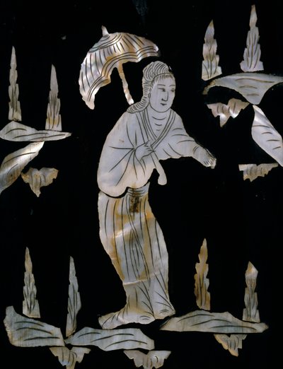 Kvinnefigur med paraply, detalj fra perlemor innlagt skap med kinoseriedekor av Unknown artist