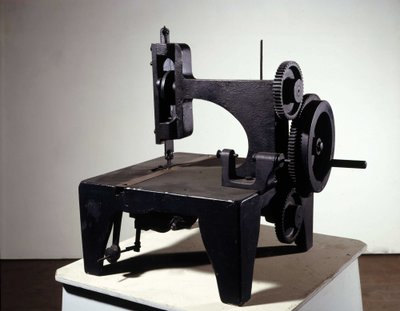 Første modell av Singer symaskin. midten av 1800-tallet. av Unknown artist