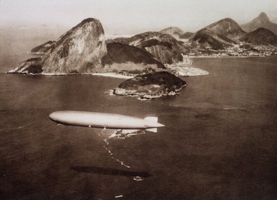 Graf Zeppelin (Graf-Zeppelin) i Rio de Janeiro-bukten mot en bakgrunn av «sukkerbrød» den 25.05.1930 av Unknown Artist