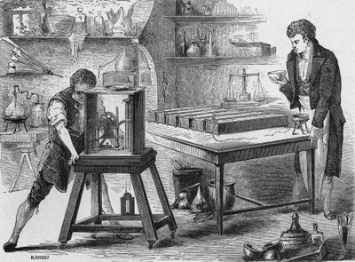Humphry Davy bryter ned alkaliene ved hjelp av det elektriske batteriet. I "Album de la Science", Éditions Jouvet av Unknown artist